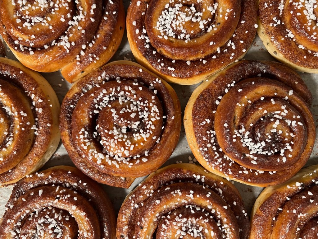 A fresh baked dozen of cinnamon rolls on display at Nybakat Marbella - Swedish Bakery.